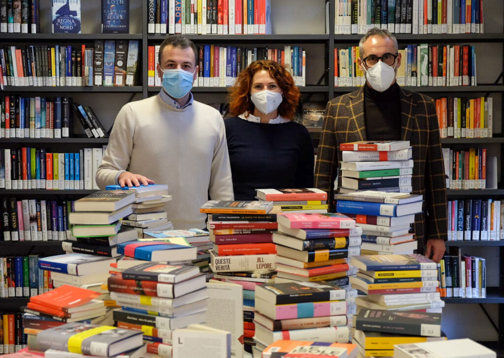 L'Assessore Venturini con alcuni libri consegnati in una biblioteca