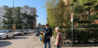 #LibriDaTe: consegnato il primo libro del nuovo servizio di prestito a domicilio L'Assessore alla Coesione Sociale del Comune di Venezia, Simone Venturini, consgena ufficialmente il primo libro dell'iniziativa #Libridate