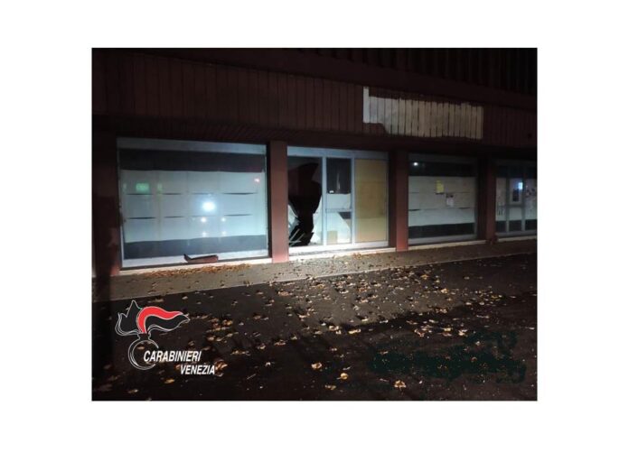 La vetrina del negozio distrutta dai due arrestati