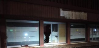 Portogruaro: due arresti per resistenza e oltraggio a Pubblico Ufficiale La vetrina del negozio distrutta dai due arrestati