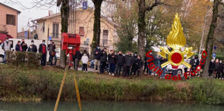 Mira, autovettura finisce nel Brenta: salvo il conducente Il recupero dell'autovettura finita nel Brenta