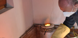 L’assessore Venturini visita il laboratorio degli ultimi battiloro artigiani d’Europa Un battiloro al lavoro