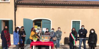 Ad Altivole una coperta fatta a mano per le donne delle case rifugio