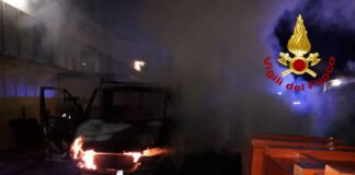 In fiamme i furgoni di un’azienda, si ipotizza il dolo