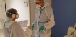 Le armi contro la seconda ondata al maxi reparto Covid dell’Angelo Uno pneumologo e un internista scambiano informazioni su un paziente all'esterno della sua stanza di degenza all'Ospedale dell'Angelo di Mestre