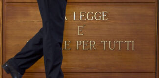 Lascia la difesa di un indagato per omicidio, interviene il presidente Vianelli Un uomo passa davanti alla scritta ''La legge e' uguale per tutti'' ANSA/MASSIMO PERCOSSI/GID