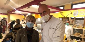 Al Mercato di Campagna amica di Mestre il pane all’olio d’oliva del cuoco contadino d’Italia Diego Scaramuzza Scaramuzza con la nutrizionista Etonti