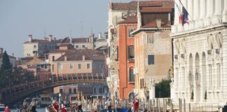 Venezia celebra il corteo acqueo votivo alla Madonna della Salute