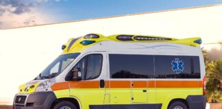 Uomo travolto da un’auto, morto sul colpo Autoambulanza (foto di repertorio)