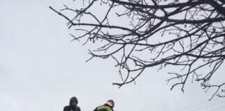 I vigili del fuoco “spazzano via la neve” dai Covid Point