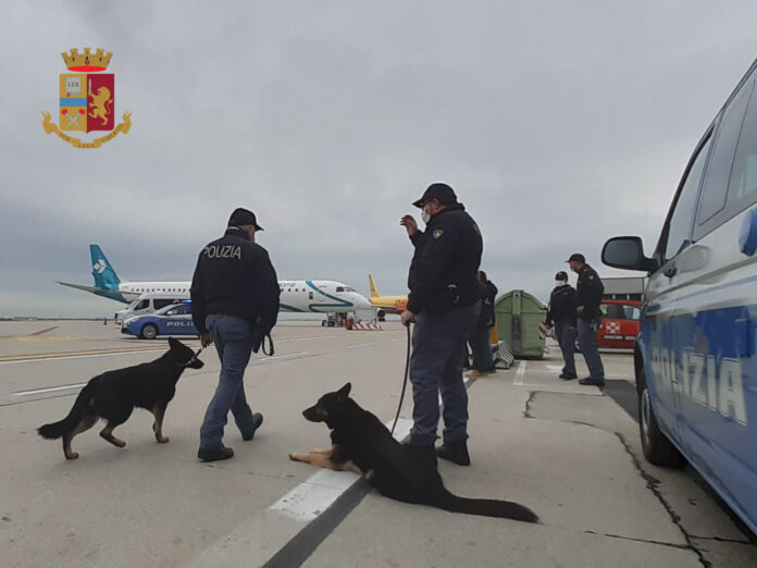 La Polizia di Frontiera in Azione all'Aeroporto Marco Polo (immagine di repertorio)