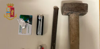 Tenta di rubare a un distributore automatico di sigarette: arrestato dalle Volanti Gli arnesi sequestrati