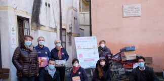 Successo per “Scatole di Natale”: un centinaio di pacchi in dono al giorno Ermelinda Damiano, Simone Venturini e Filippo Dabalà in visita al punto raccolta dei doni in via Brenta Vecchia a Mestre