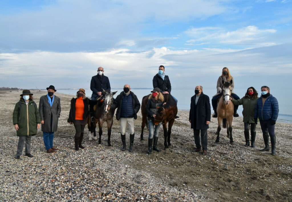 Foto di Gruppo con gli assessori Zuin e Venturini a cavallo