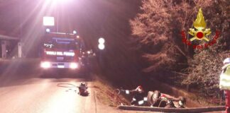 Auto sottosopra in via Schiavonesca, conducente incastrato tra le lamiere