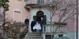 “Dona la scuola 2.0”: consegnati i primi 5 tablet ai ragazzi ospiti della comunità “Villa Lucia” di Mestre La consegna dei tablet a Villa Lucia