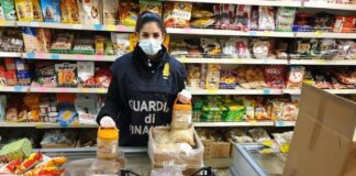 Mestre, la Guardia di Finanza sequestra 1.500 prodotti alimentari, fra cui meduse in salamoia e snack di piovra I prodotti sequestrati dalla Guardia di Finanza