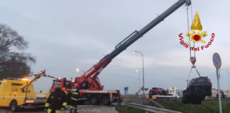 Concordia Sagittaria, scontro tra due auto: tre persone ferite L'autogru dei Vigili del Fuoco recupera le auto