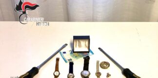 Una donna sorprende due ladre nel suo appartamento. Durante la fuga, una scappa, l’altra si ferisce e viene poi arrestata La refurtiva e i cacciaviti sequestrati