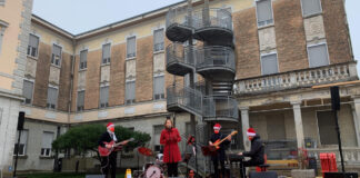 Un piccolo concerto al COVID Hospital di Jesolo Un momento del concerto di "Sara Righetto Xmas Project"