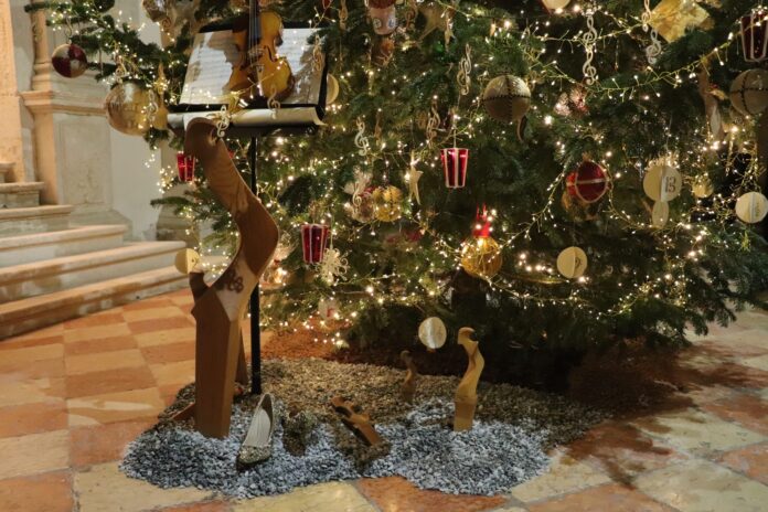 Un particolare dell'albero di Natale realizzato dagli artigiani veneziani per il Conservatorio Benedetto Marcello