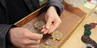 L’Arte delle perle di vetro è stata iscritta nella Lista rappresentativa del patrimonio culturale immateriale dell’Umanità Una creazione di perle di vetro - Foto C. Cottica