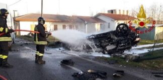 Auto sbatte contro un furgoncino e prende fuoco
