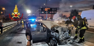 Tampona un camion e l’auto va a fuoco, paura sulla Tangenziale di Mestre