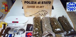 Si chiude fuori casa, le Volanti lo aiutano a rientrare e trovano la droga: arrestato La droga e le armi sequestrate dalle Volanti