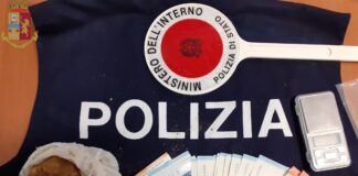 Inseguito dalla Polizia nel bosco: arrestato pusher 21enne La droga e il denaro sequestrati