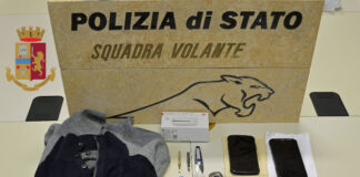 Si presenta all’esame di guida con equipaggiamento da spia: denunciato L'equipaggiamento ed i soldi sequestrati