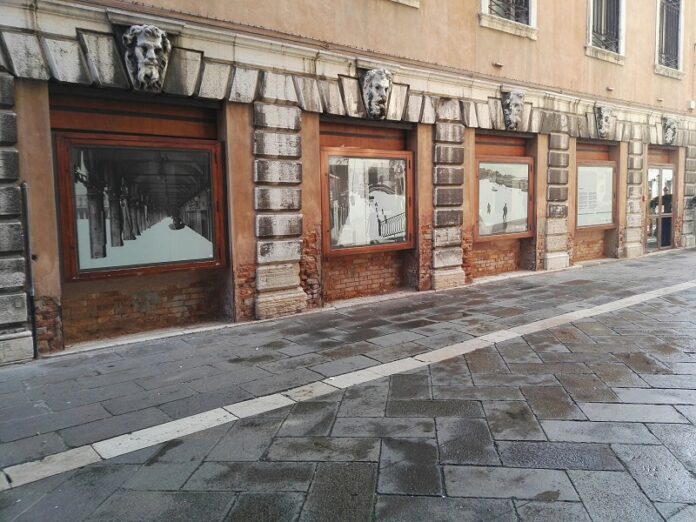 Le vetrine con le opere d'arte in Piazza San Marco