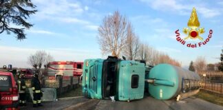 Autobotte si rovescia sulla strada, traffico in tilt a San Polo