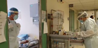 Il Pronto soccorso di Dolo ha protetto il Covid hospital dalla seconda ondata Un dottore e un'infermiera preparano la terapia per un paziente