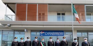 Sede provvisoria dei Carabinieri, la visita del sindaco Zoggia Il Sindaco di Jesolo Valerio Zoggia e e i Carabinieri di fronte alla sede provvisoria dell'Arma