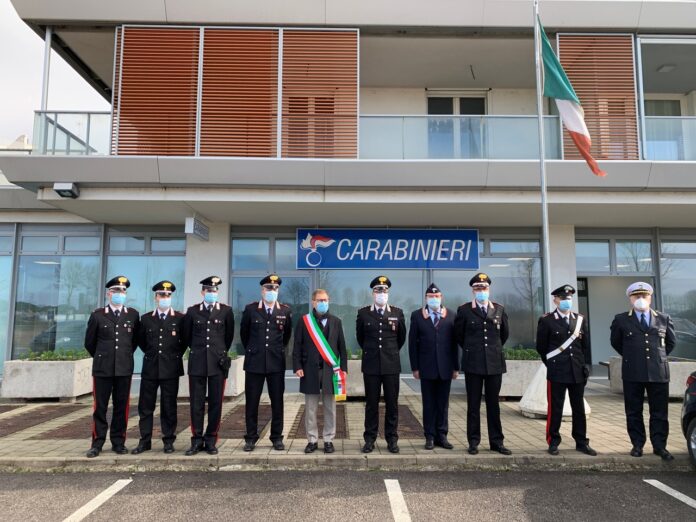 Il Sindaco di Jesolo Valerio Zoggia e e i Carabinieri di fronte alla sede provvisoria dell'Arma