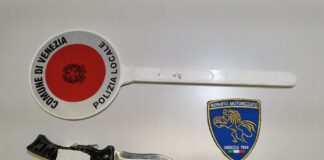 Non si ferma all’alt, in auto aveva un coltello a serramanico: denunciato e patente ritirata Il coltello sequestrato dalla Polizia Locale di Venezia