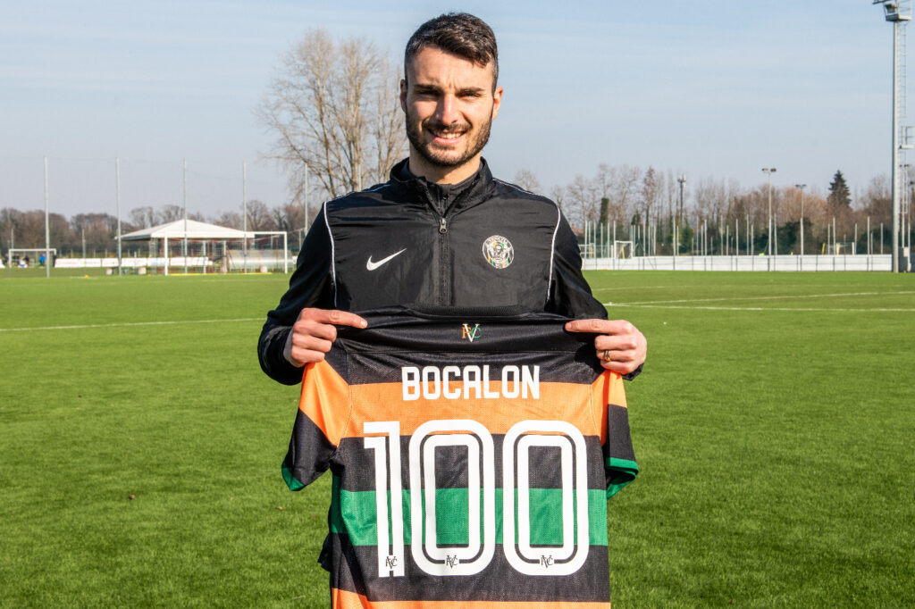 Riccardo Bocalon con la maglia numero 100, come le presenze finora in arancioneroverde