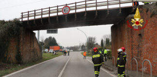 Oriago, autoarticolato urta contro il ponte ferroviario I Vigili del fuoco sul luogo dell'incidente a Oriago