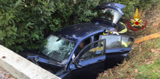 Mirano, auto finisce in un canale: ferito il conducente I Vigili del Fuoco soccorrono il conducente dell'auto finita nel canale