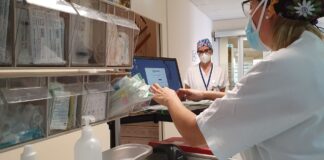 Un anno di carrelli robot agli infermieri: a Chioggia la sperimentazione apripista sulla terapia sicura in corsia Un'infermiera della Geriatria di Chioggia durante la somministrazione con il carrello robot