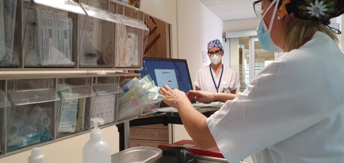 Un'infermiera della Geriatria di Chioggia durante la somministrazione con il carrello robot