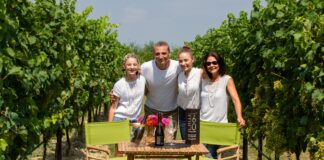 Giovane architetto di successo abbandona i grandi progetti di Milano per realizzare un’azienda agricola a Venezia Rocco Endrius e la moglie Pamela Colorio con la loro famiglia