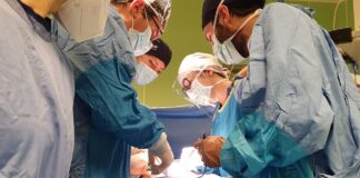 Eccezionale intervento chirurgico all’Ospedale dell’Angelo: un nuovo seno dall’addome, un nuovo tallone dalla coscia e una nuova mandibola dalla gamba della stessa persona Da sinistra, il primario Fraccalanza con il suo team