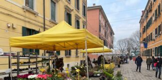 COVID, Coldiretti: “Crollano i negozi ma nascono 1.200 mercati contadini” Il mercato agricolo del lunedì a Venezia-Santa Marta