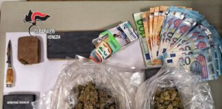 33enne di Chirignago arrestato per detenzione e spaccio di droga La droga, i contanti e il materiale di confezionamento sequestrati dai Carabinieri