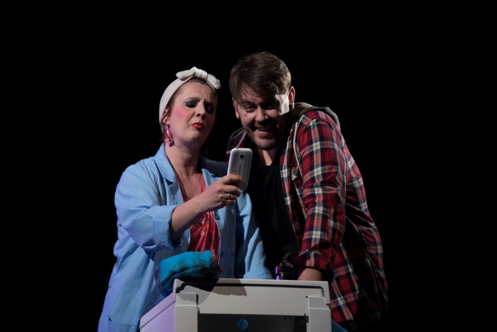 Una scena dello spettacolo teatrale "TO BE"