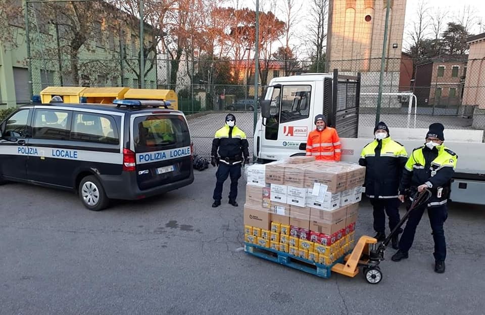 La Polizia Locale di Jesolo consegna le derrate alimentari