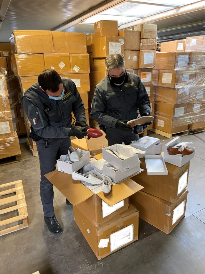 La Guardia di Finanza durante 'operazione di sequestro delle scarpe