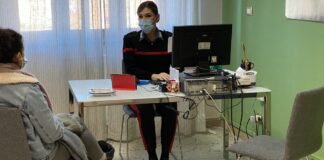 Mestre, individuo violento con la convivente ed i figli: allontanato dalla casa familiare Una signora a colloquio con i Carabinieri